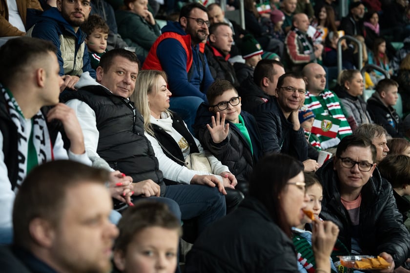 Kibice na meczu Śląska z Widzewem (2 marca 2024) na Tarczyński Arenie